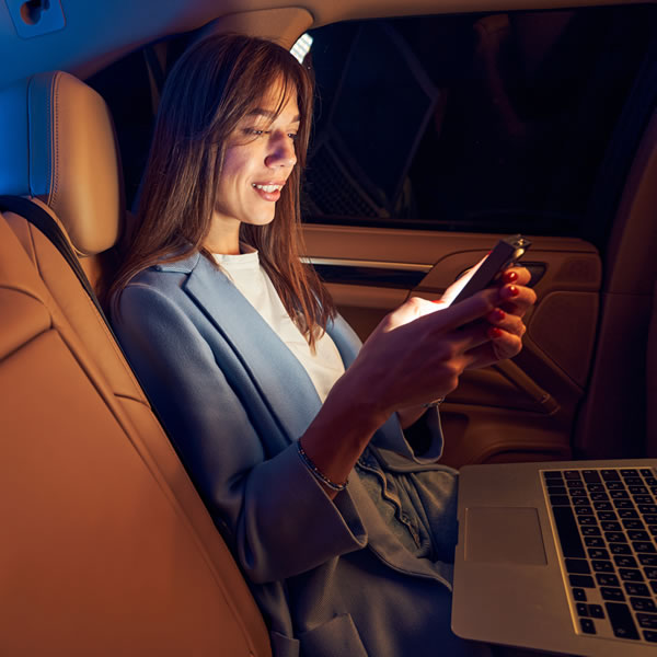 Profissional usando comunicação em nuvem com mobilidade